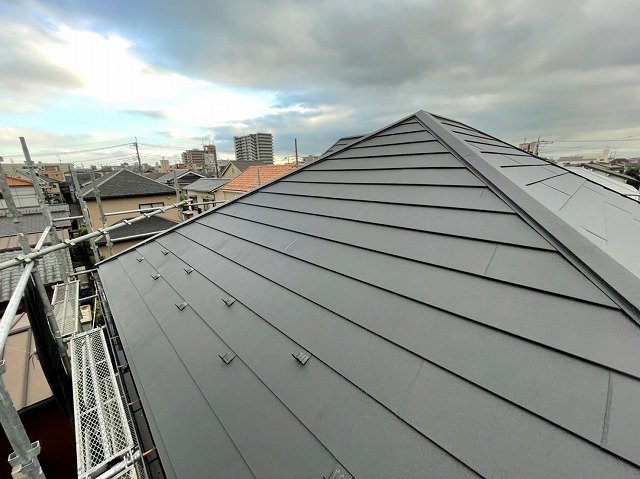 スレート屋根から横暖ルーフを使った屋根カバー工事を行いました！川口市屋根カバー工事　横暖ルーフαｓ　ニチハ　センタールーフ　スレートボロボロ　ガルバリウム鋼板　
